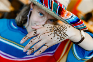 Mädchen mit Henna-Tattoo an der Hand
