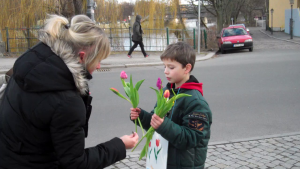 dankeschön spende junge mit rosen