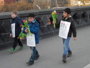 hansa grundschule schüler aktiv am tulpen verteilen