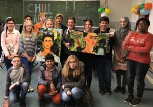 Schülergruppe mit Bildern von Frida Kahlo