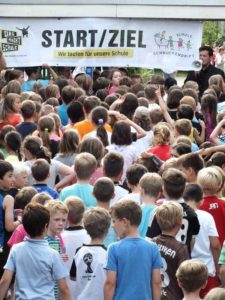 Masse der Läufer vor dem Start-Ziel-Banner