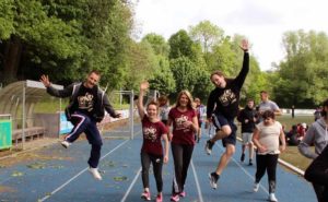 Schüler springen auf der Laufstrecke vor Freude