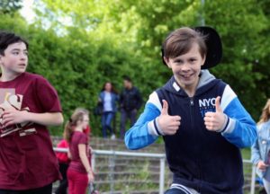 Schüler zeigt Daumen hoch