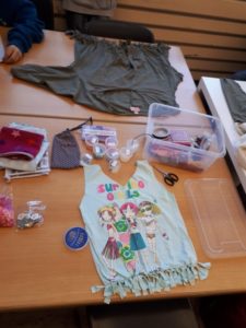 T-Shirt Upcycling mit bunten Perlen