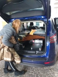 Einladen der gespendeten Geräte ins Auto