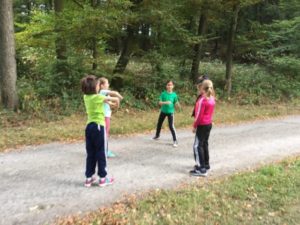 Schüler stehen auf der Laufstrecke