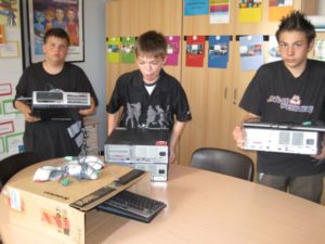 Schüler mit PCs in der Hand