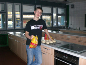 Schüler in der Schul-Küche