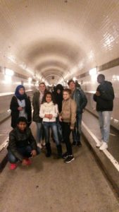 Schüler im alten Elbtunnel