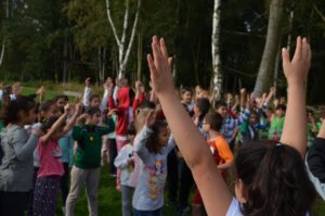 Schüler recken die Arme in die Luft