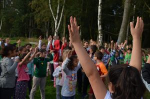 Schüler recken die Arme in die Luft