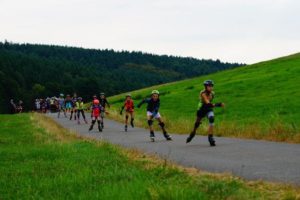 Schüler fahren Inline-Skates