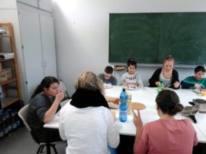 Schüler essen gemeinsam