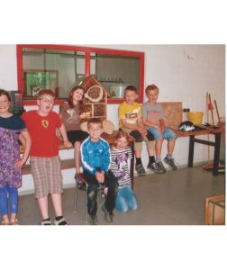 Schüler mit fertigem Insektenhotel