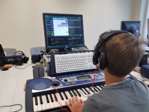 Schüler vor dem PC mit Keyboard