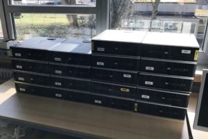 gespendete Computer gestapelt