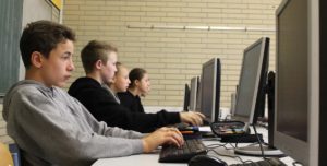 Schüler arbeiten am Computer