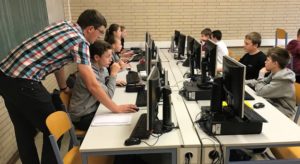 Lehrer hilft Schüler am PC