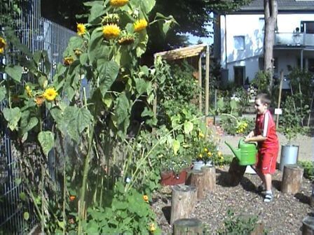 Junge mit Gießkanne KGS Diependahlstrasse