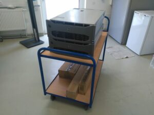 Server transportbereit auf Rollwagen