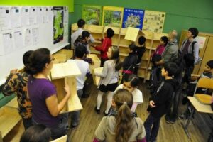 Rcihard Grundschule Regale aufstapeln