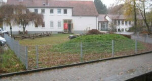 Der vordere Schulhof nach der Pflanzaktion zur Schulverschönerung