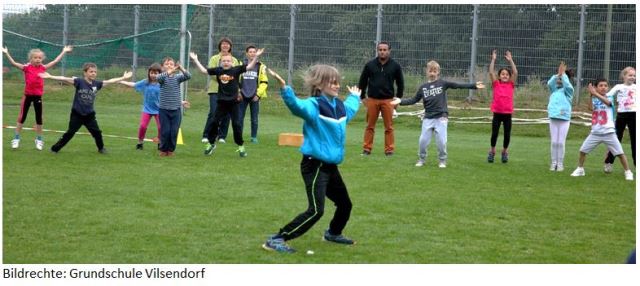 Die Schüler der Grundschule Vilsendorf machen sich warm für den Sponsorenlauf