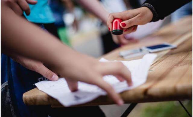 Die Schüler des Deutzer Gymnasium Schaurtestraße stempeln Ihre gelaufenen Meter