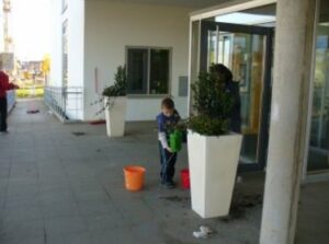 Schüler topfen fleißig Pflanzen ein an der Grundschule Lamme