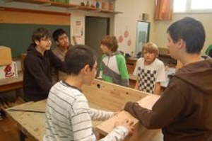  Die Schüler des Gymnasium Farmsen bauen gmeinsam einen Tischkicker 