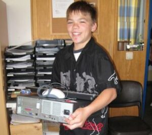 Schüler beim Aufbau der neuen Rechner an der Peter-Ustinov-Schule