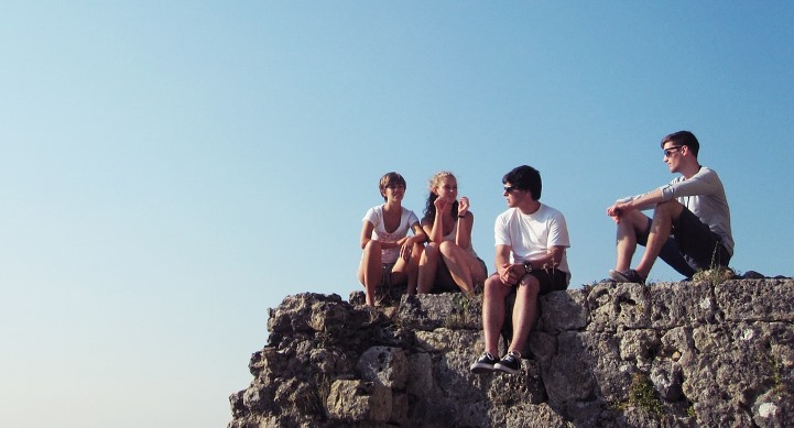 Jugendliche auf Felsen