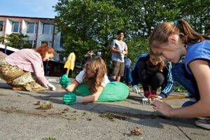 Schüler auf dem Schulhof mit Schaufel