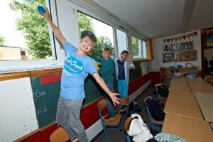 Schüler breitet Arme aus