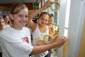 Schülerinnen kleben das Fenster ab