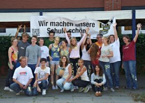 Gruppenfoto mit Banner "Wir verschönern unsere Schule"