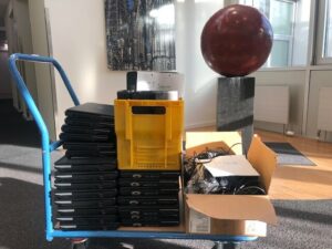 Laptops auf Rollwagen