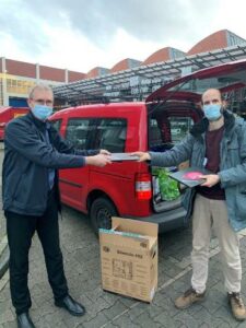 Übergabe der Laptopspende