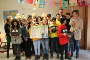 Graciela Bruch r. Vorstandsvorsitzende der Globus Stigtung ueberreicht den gluecklichen Siegern den symbolischen Gewinnerscheck Preview