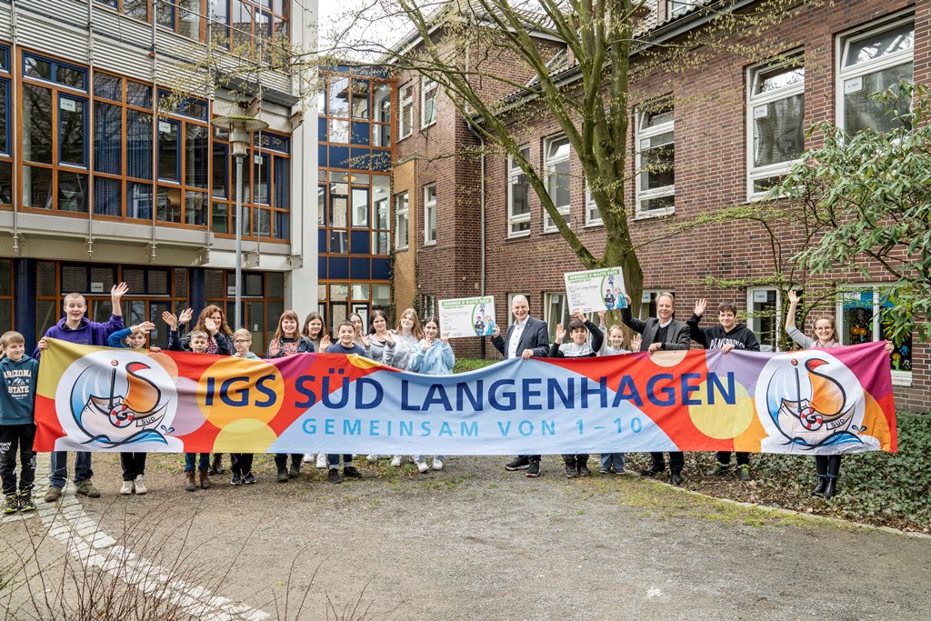 Shino Photography IGS SUeD Langenhagen freut sich ueber den Sieg des E Waste Race