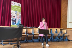 Beatrice Meyer, Referentin der Zurich Kinder- und Jugendstiftung, begrüßt die Schülerinnen und Schüler bei der Auftaktveranstaltung des E-Waste Race in Frankfurt.