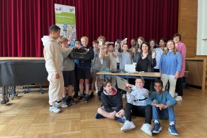 Die Schülerinnen und Schüler der Schillerschule in Frankfurt freuen sich auf das E-Waste Race.