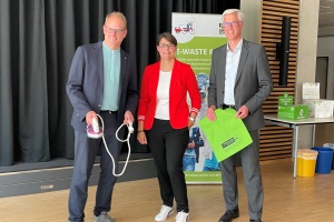 Vlnr. Herr Björn Warmer, Frau Kathrin Schöning, Herr Rainhard Zug, bei der Auftaktveranstaltung des E-Waste Race in Reinbek 2023.