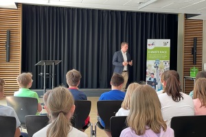 Joschka Knut, spricht bei der Auftaktveranstaltung des E-Waste Race in Reinbek 2023.