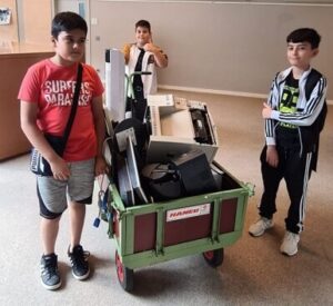 Schüler transportieren Elektroschrott
