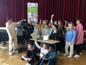 Ein Gruppenfoto der Schillerschule mit diversen Elektrogeräten