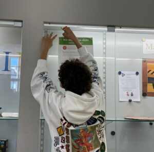 Plakate, die auf das E-Waste Race aufmerksam machen, werden in der Schule aufgehängt