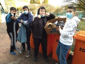 Schüler der Gesamtschule Gartenstadt präsentieren gesammelten Elektroschrott