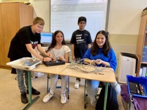 Schülerinnen und Schüler sortieren Elektroschrott