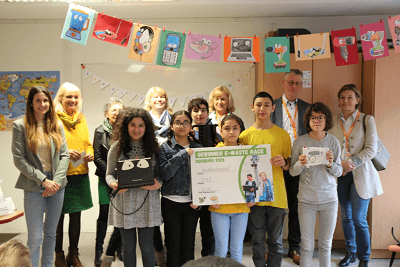 Die Schülerinnen und Schüler der Schule Am Rönsberghof mit dem symbolischen Gewinnerscheck